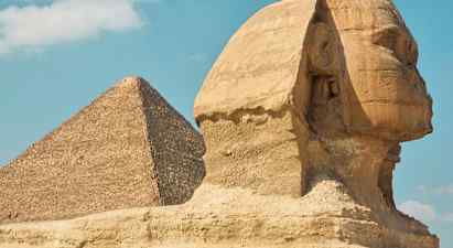 Bild av den stora sfinxen och en pyramid i Giza, Egypten. (AI-genererad text)