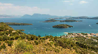 Lefkas stad och solnedgång
