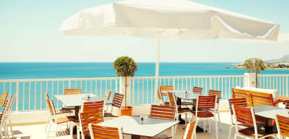 På bufférestaurangens härliga terrass njuter du av både god mat och vacker utsikt.