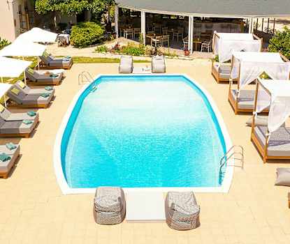 Poolen på grannhotellet Skiathos Avaton Hotel (ca 100 m)