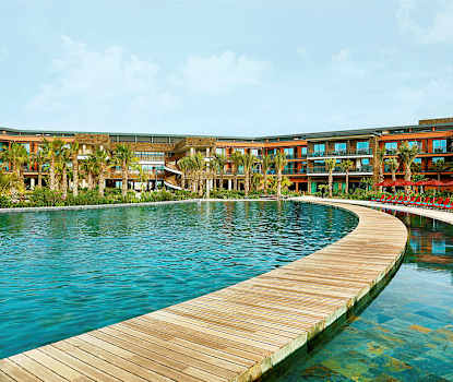 Barnpoolen (till höger) skiljs åt av en träspång till den djupare poolen (till vänster)