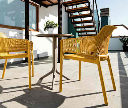 Hotellets takterrass med solstolar