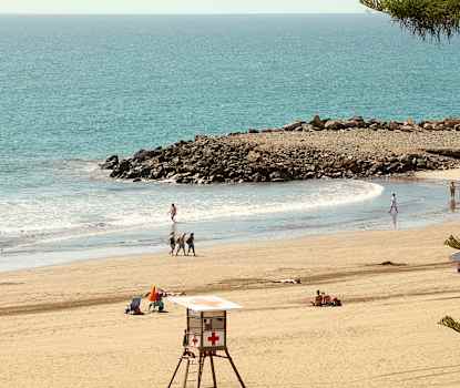 I närheten av hotellet väntar sol och bad på stranden