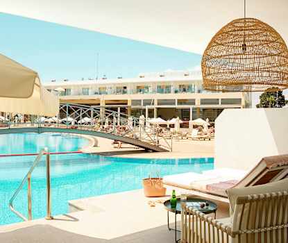 Prime Pool Suite 2 rum, terrass med direkt poolaccess till hotellets pool