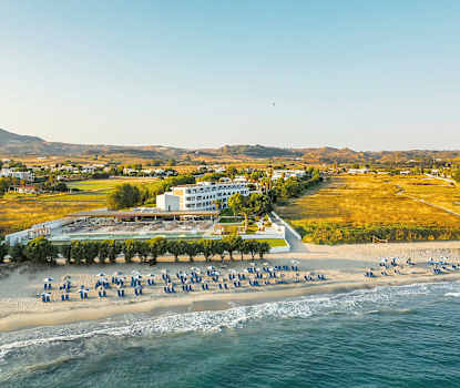 Hotellet och stranden nedanför hotellet