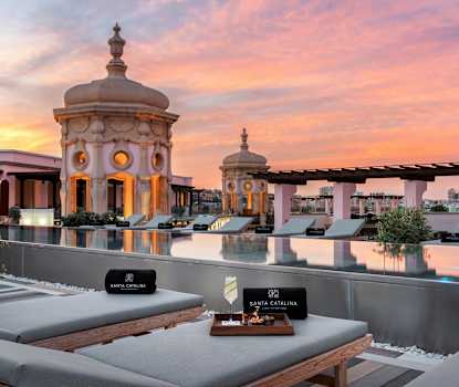 Hotellets infinitypool på takterrassen för gäster som bor i en juniorsvit eller svit