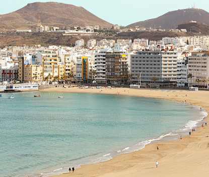 Från poolområdet har du fin utsikt över Las Palmas och stranden.