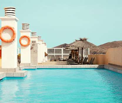 På takterrassen finns pool och solstolar