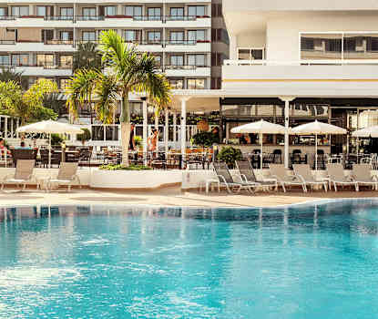 Avnjut en svalkande dryck i den avslappnade poolbaren i anknytning till Sunprime Restaurant