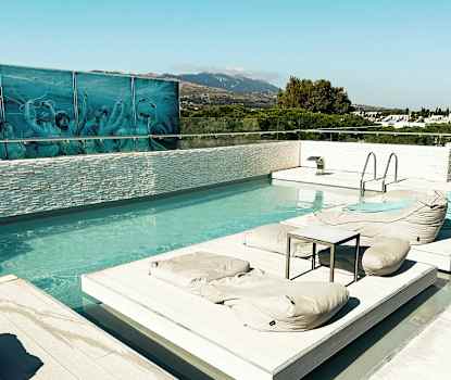 Pool på hotellets takterrass