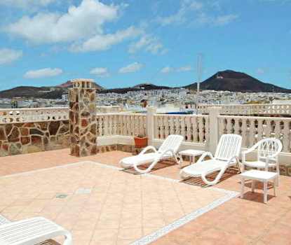Hotellets terrass med solstolar