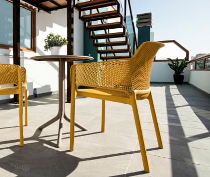 Hotellets takterrass med solstolar