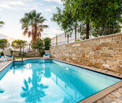 Femrumslägenhet i villa med privat pool