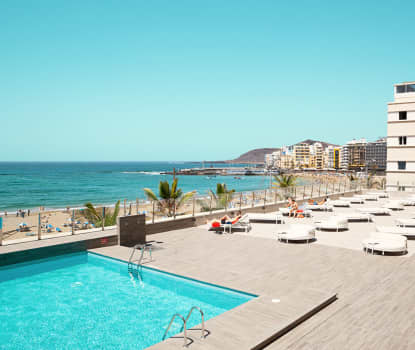 Hotellets härliga solterrass med pool och solstolar
