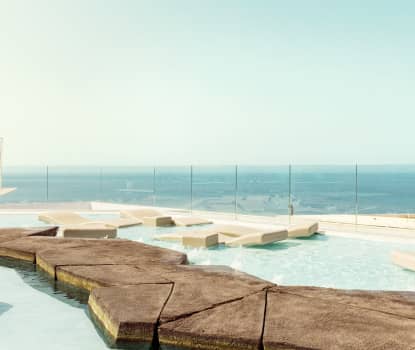 Hotellets VIP-område med egen pool - kan besökas mot avgift