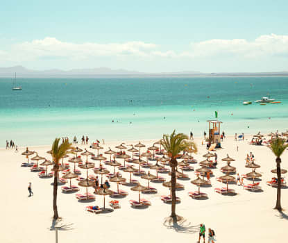 Stranden utanför resorten är bred, milslång och täckt med kritvit sand.