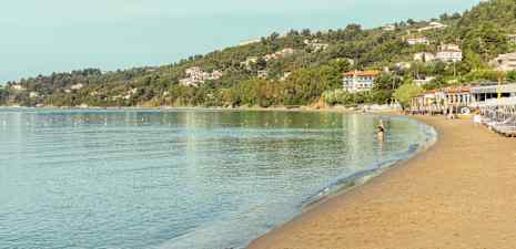 Cirka en kilometer från Skiathos stad hittar du Megali Ammos Beach