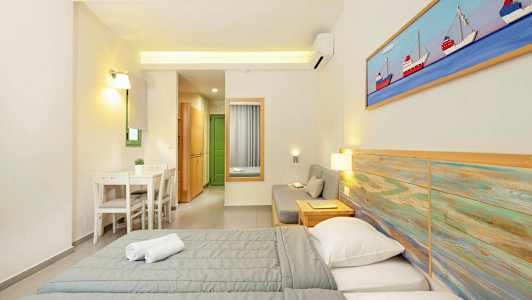 Ett hotellrum med två sängar, en sittgrupp och en liten matplats. (AI-genererad text)