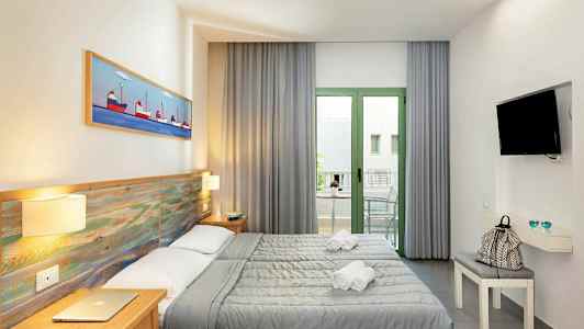 Ett hotellrum med två enkelsängar, en möblerad balkong och en väggmonterad TV. (AI-genererad text)