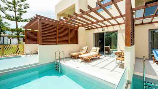 Privat pool med solstolar under en träpergola. (AI-genererad text)