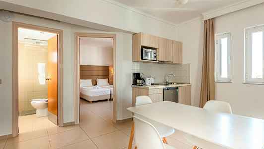 Ett rum med kök och matbord, sovrum och badrum. (AI-genererad text)