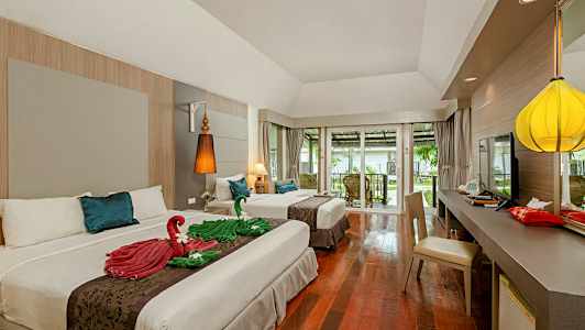 En hotellrum med två sängar, dekorationer i form av handdukar, ett skrivbord och en veranda med utsikt. (AI-genererad text)