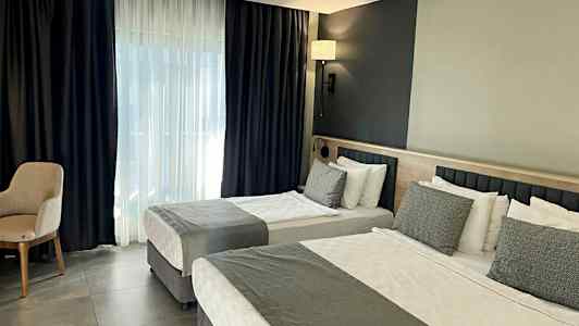 Inredning av hotellrum med två bäddar och modern design. (AI-genererad text)