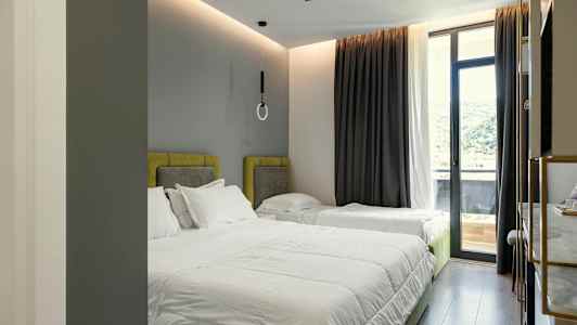 Hotellrum med två bäddar och modern inredning. (AI-genererad text)