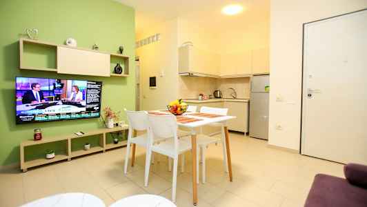 Bild på ett modernt kök och matplats i en ljus och stilren design. (AI-genererad text)