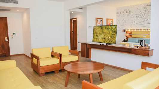 Ett hotellrum med sittgrupp och en TV. (AI-genererad text)