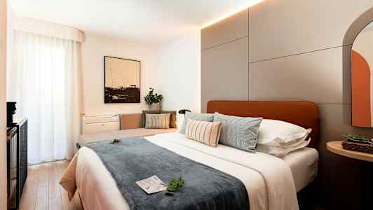 Ett modernt hotellrum med en stor säng, kuddar och inredningsdetaljer. (AI-genererad text)