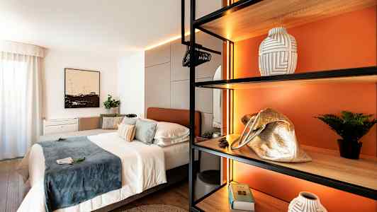 Modernt och stilrent sovrum med inredningsdetaljer. (AI-genererad text)