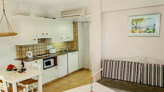 Bild av ett ljust inrett kök och vardagsrum med modern möblering. (AI-genererad text)