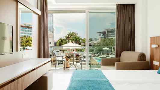 Hotellrum med utsikt över poolområdet. (AI-genererad text)