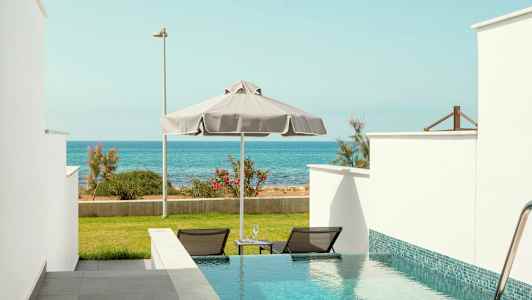 Privat pool med utsikt över hav och grönska. (AI-genererad text)