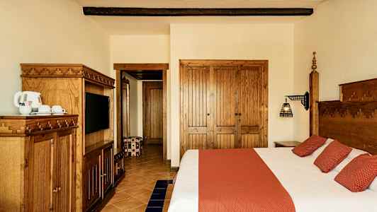 Ett hotellrum med en stor säng, träinredning och garderober. (AI-genererad text)