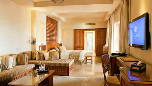 Rymligt hotellrum med modern inredning i neutrala färger. (AI-genererad text)