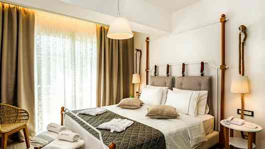 Hotellrum med dubbelsäng, sittmöbel och dekorativ belysning. (AI-genererad text)