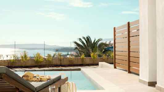 Solstol vid en pool med utsikt mot havet. (AI-genererad text)