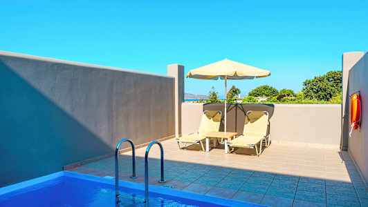 Privat utomhuspool med solstolar och parasoll vid sidan. (AI-genererad text)