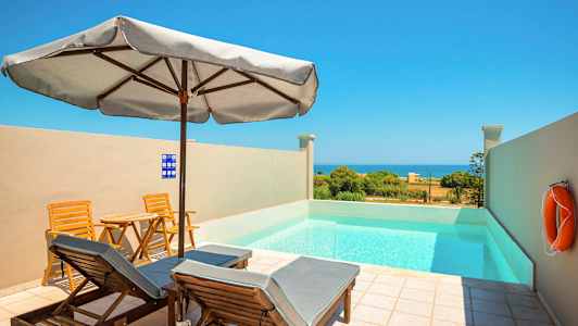 En liten pool med solstolar och parasoll utomhus, utsikt över havet. (AI-genererad text)