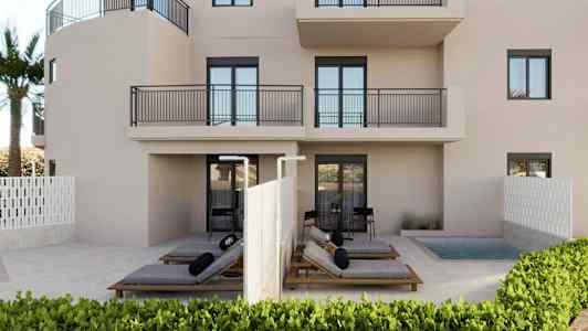 Bild av en modern byggnad med balkonger. Framför finns en privat uteplats med solstolar och en liten pool. (AI-genererad text)