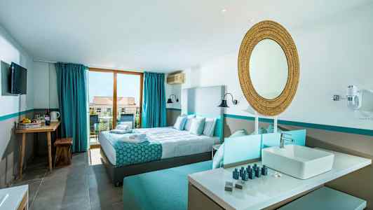 Modernt hotellrum med dubbelsäng, spegel och diskret inredning. (AI-genererad text)