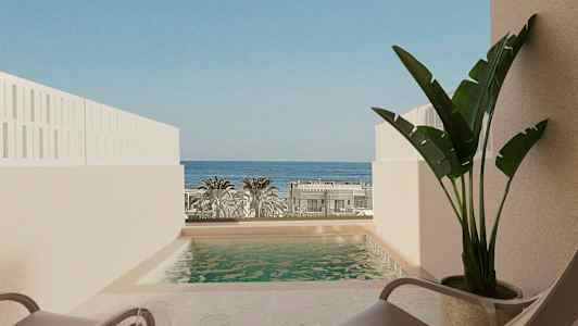 En terrass med en liten pool, två stolar med vinglas, en krukväxt och utsikt över havet. (AI-genererad text)