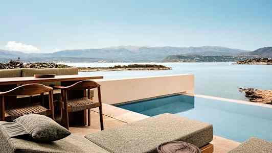 Terrass med pool och utsikt över hav och berg. (AI-genererad text)