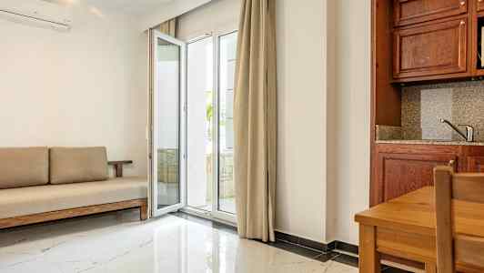 Modernt möblerad lägenhet med öppen balkongdörr. (AI-genererad text)