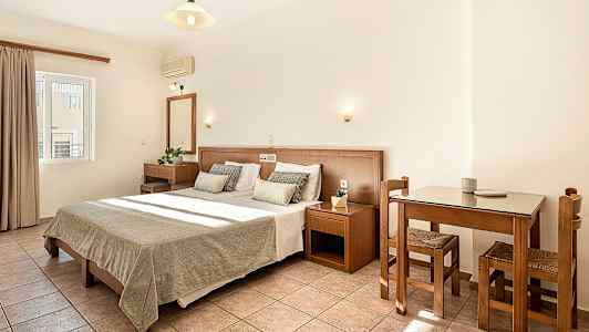 Ett hotellrum med en dubbelsäng och träinredning. (AI-genererad text)