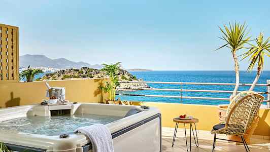 En Jacuzzi på en terrass med utsikt över havet. (AI-genererad text)