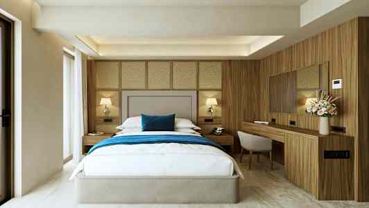 Ett modernt inrett hotellrum med en stor säng, trädetaljer, en blå filt och dekorativa element som en vas med blommor. (AI-genererad text)