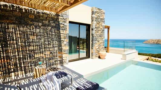 Terrass med pool och utsikt över havet. (AI-genererad text)